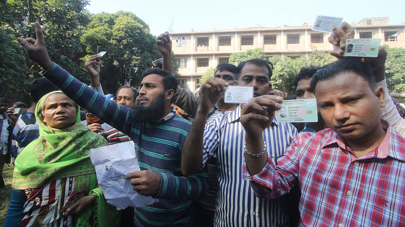 শাহজাহানপুরে মির্জা আব্বাস ডিগ্রি কলেজে ভোট দিতে এসেছিলেন তাঁরা। কিন্তু ভোট দিতে না পেরে প্রতিবাদ মুখর হয়ে ওঠেন। একপর্যায়ে ভোটার আইডি কার্ড নিয়ে প্রতিবাদ করেন তাঁরা। ছবি: আবদুস সালাম।