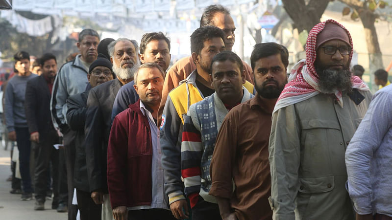 একাদশ জাতীয় সংসদ নির্বাচনে ভোট দিতে সকালে সাধারণ মানুষ