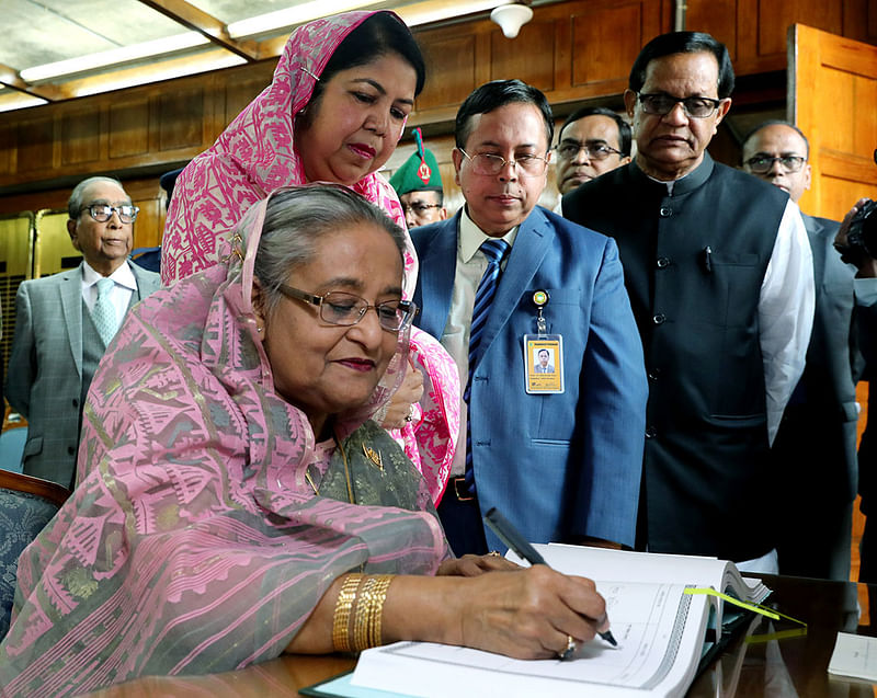 সংসদ সদস্য হিসেবে শপথ নেওয়ার পর সংসদ সদস্য বইয়ে স্বাক্ষর করছেন প্রধানমন্ত্রী শেখ হাসিনা। ছবি: বাসস