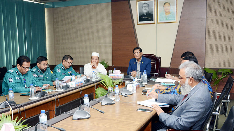 ডিএমপি হেডকোয়ার্টার্সে আয়োজিত ২৪তম ঢাকা আন্তর্জাতিক বাণিজ্য মেলার নিরাপত্তা ও ট্রাফিক ব্যবস্থাপনা সম্পর্কিত সমন্বয় সভায় মেলার নিরাপত্তা নিয়ে নানা কথা বলেন ডিএমপি কমিশনার মো. আছাদুজ্জামান মিয়া। ছবি: ডিএমপি