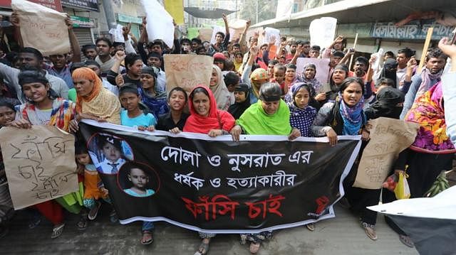 দুই শিশুর হত্যাকারীর ফাঁসির দাবিতে এলাকাবাসীর বিক্ষোভ মিছিল। কোনাপাড়া এলাকা, ডেমরা, ৮ জানুয়ারি। ছবি: দীপু মালাকার