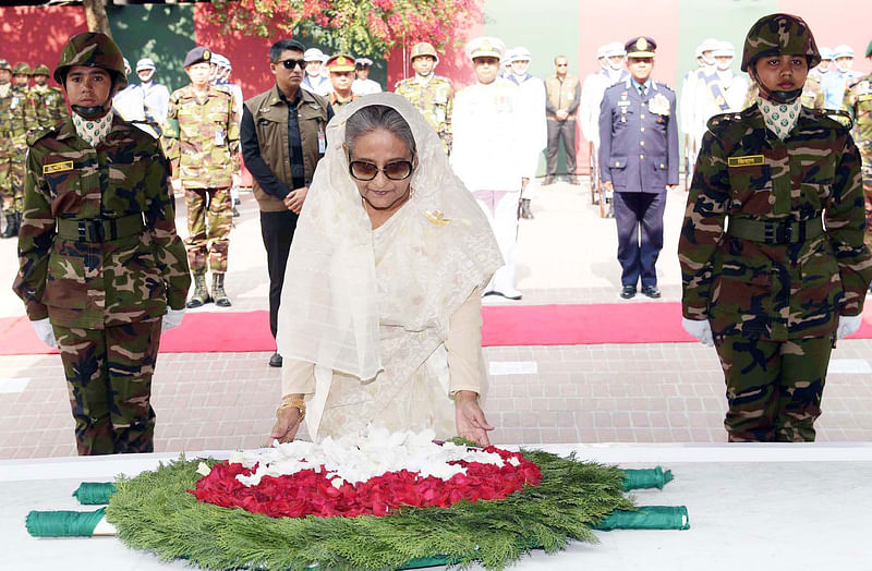 প্রধানমন্ত্রী শেখ হাসিনা আজ বুধবার গোপালগঞ্জের টুঙ্গিপাড়ায় জাতির জনক বঙ্গবন্ধু শেখ মুজিবুর রহমানের সমাধিসৌধে ফুল দিয়ে শ্রদ্ধা জানান। ছবি: পিআইডি