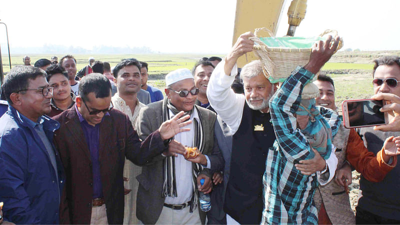 পরিকল্পনামন্ত্রী এম এ মান্নান আজ শনিবার দুপুরে সুনামগঞ্জের হাওরে ফসল রক্ষা বাঁধ নির্মাণকাজের আনুষ্ঠানিক উদ্বোধন করেন। ছবি: প্রথম আলো