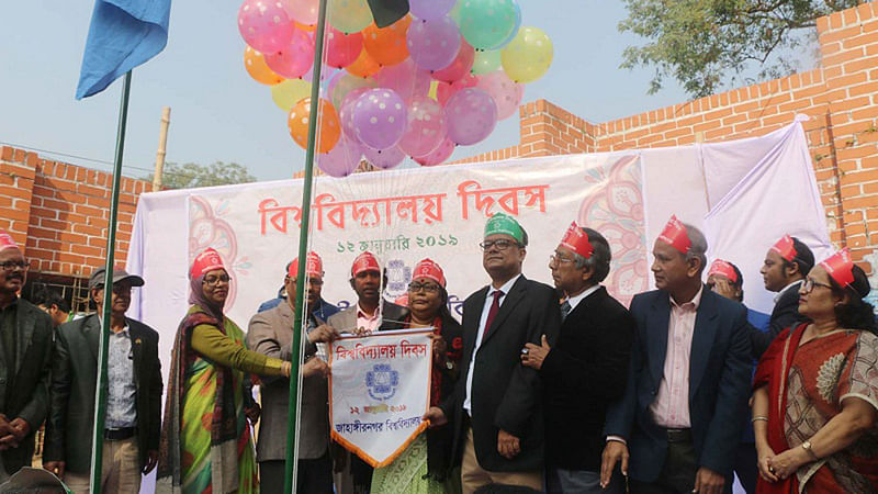 জাহাঙ্গীরনগর বিশ্ববিদ্যালয় দিবসের উদ্বোধন করেন উপাচার্য অধ্যাপক ফারজানা ইসলাম। ১২ জানুয়ারি, ২০১৯। ছবি: মাইদুল ইসলাম