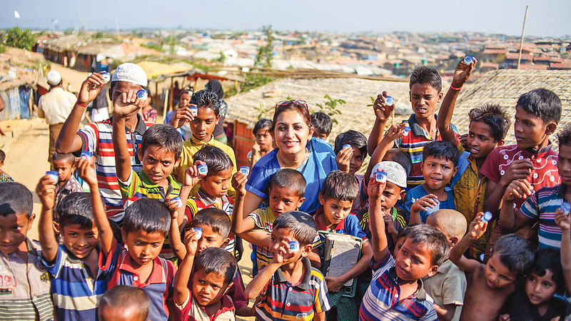 কক্সবাজারে রোহিঙ্গা শিশুদের সঙ্গে অভিনয়শিল্পী বিপাশা হায়াত। ছবি: সংগৃহীত