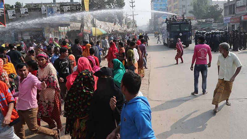 ঢাকার অদূরে সাভারের আশুলিয়ায় পোশাকশ্রমিকদের বিক্ষোভ চলাকালে আইনশৃঙ্খলা রক্ষাকারী বাহিনী জলকামান ব্যবহার করে। আশুলিয়া, ঢাকা, ১২ জানুয়ারি। ছবি: সাজিদ হোসেন