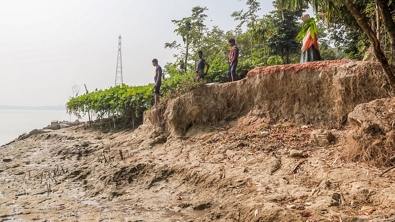 নদীর ভাঙনে বিলীন বরিশাল সদর উপজেলার চরবাড়িয়া ইউনিয়নে তালতলী-লামচরি সড়ক। ছবি: সাইয়ান