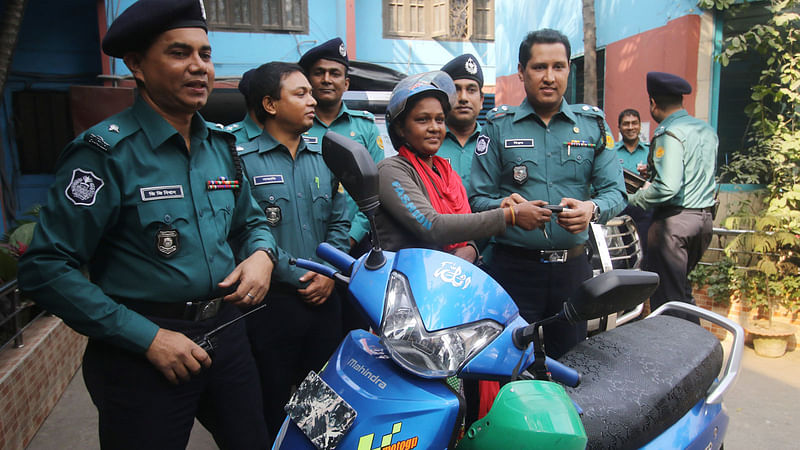 পুলিশের তেজগাঁও বিভাগের উপ-কমিশনার বিপ্লব সরকার বাইকের চাবি শাহনাজ আক্তারের হাতে তুলে দেন। মোহাম্মদপুর, ঢাকা, ১৬ জানুয়ারি। ছবি: আবদুস সালাম