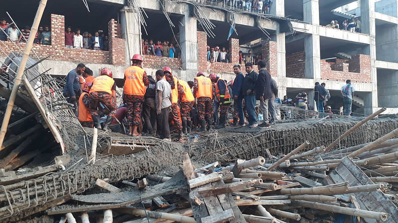 কুষ্টিয়া মেডিকেল কলেজ হাসপাতালের নির্মাণাধীন একটি ভবনের ছাদ ধসে পড়েছে। ১৭ জানুয়ারি। ছবি: প্রথম আলো