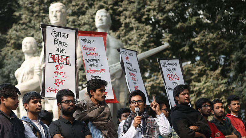 সারা দেশে ছাত্র সংসদ নির্বাচনসহ বিভিন্ন দাবিতে অপরাজেয় বাংলার সামনে বাংলাদেশ ছাত্র ফেডারেশনের সমাবেশ। ঢাকা বিশ্ববিদ্যালয়, ১৭ জানুয়ারি। ছবি: দীপু মালাকার