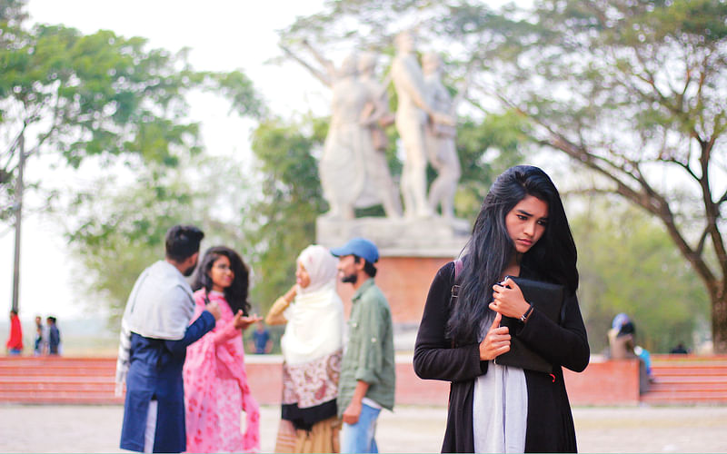 বিশ্ববিদ্যালয়ে ভর্তির পর নতুন পরিবেশের সঙ্গে অনেকে মানিয়ে নিতে পারেন না। স্বপ্ন িনয়ের আয়োজনে মডেল হয়েছেন কণা, শুভ, সাকিব, জয়া ও মুমু । ছবি: উজ্জ্বল সাহা