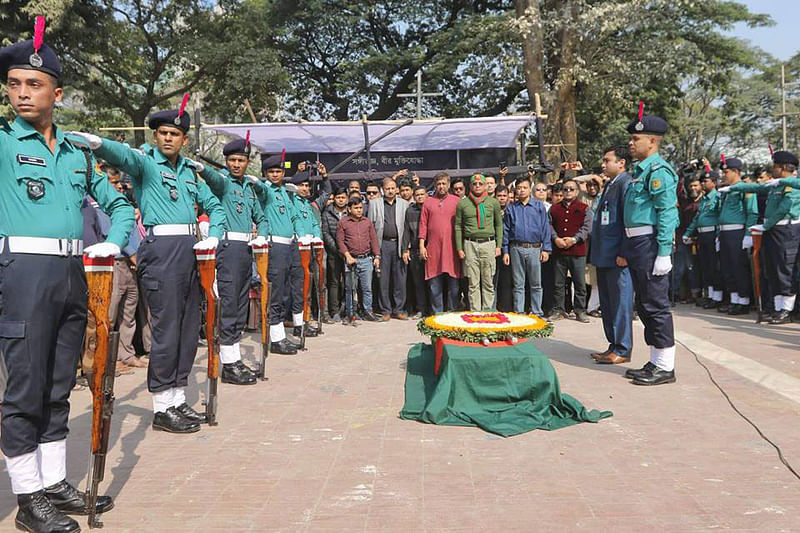 সংগীতজ্ঞ ও বীর মুক্তিযোদ্ধা আহমেদ ইমতিয়াজ বুলবুলের প্রতি শেষ শ্রদ্ধা জানাতে জাতীয় শহীদ মিনারে যান সব শ্রেণি-পেশার মানুষ। তাঁর প্রতি রাষ্ট্রীয় সম্মান দেখানো হয়। ছবি: সাইফুল ইসলাম