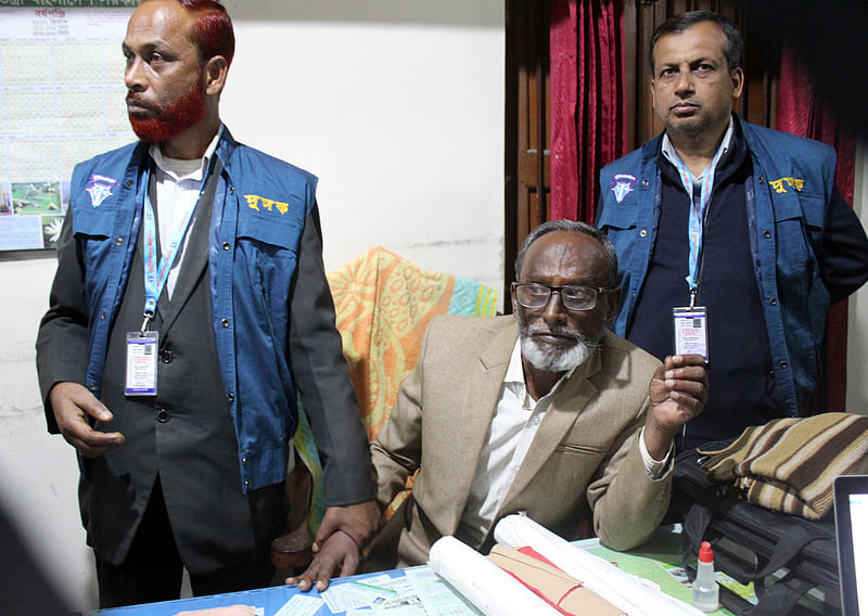 দুদকের হাতে গ্রেপ্তার সহকারী কমিশনার (ভূমি) কার্যালয়ের সার্ভেয়ার মো. গিয়াস উদ্দিন। কিশোরগঞ্জ, ২৩ জানুয়ারি। ছবি: তাফসিলুল আজিজ