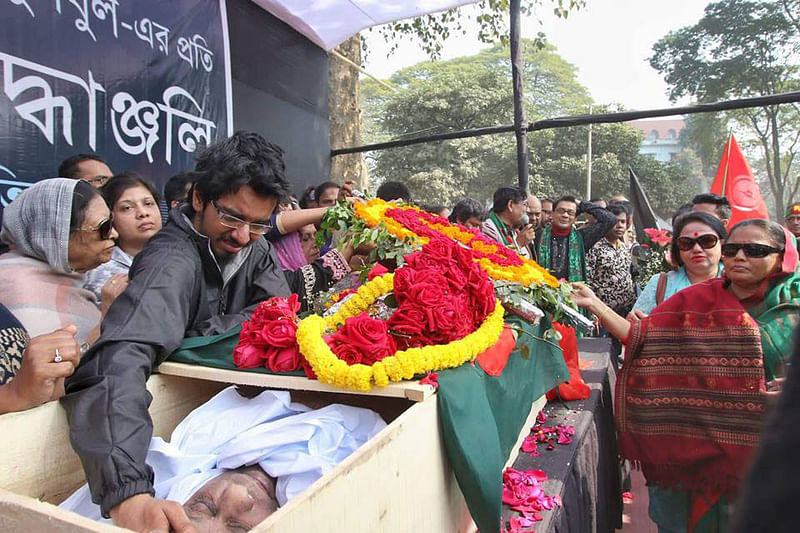 আহমেদ ইমতিয়াজ বুলবুলের মরদেহের পাশে তাঁর ছেলে সামির আহমেদ। ছবি: প্রথম আলো