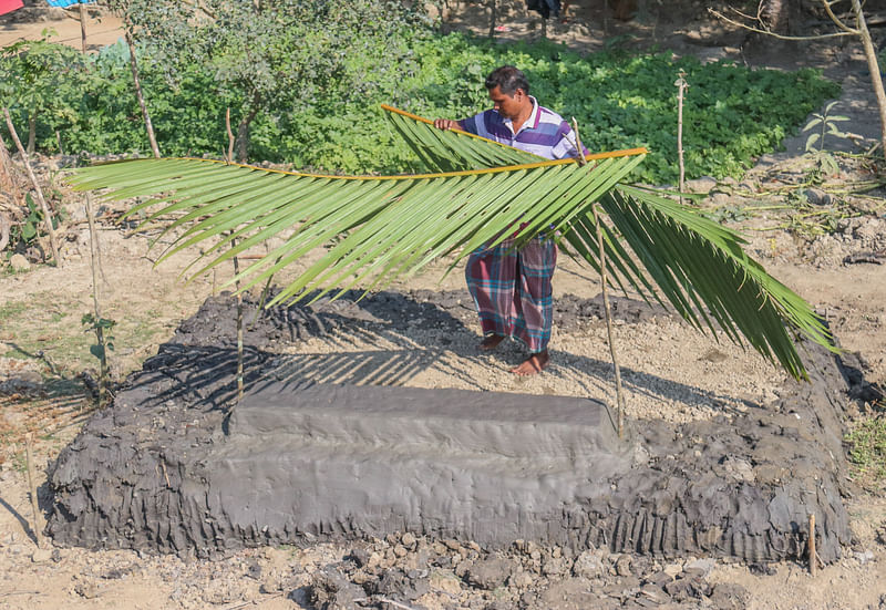 গোলপাতা ও বনের কাঠ দিয়ে ছোট আকারে বানানো হয় মণ্ডপগুলো