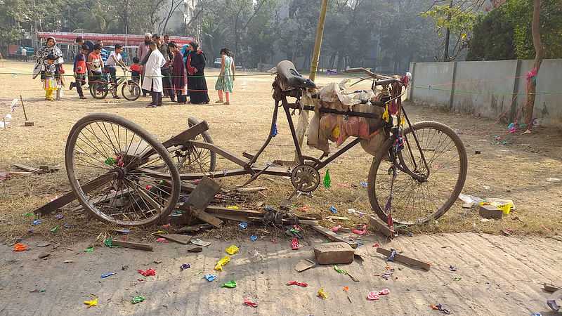 রাজধানীর মিরপুর ১ নম্বরে ঢাকা শিক্ষা বোর্ড ল্যাবরেটরি স্কুল অ্যান্ড কলেজে বেলুনের গ্যাস ভরার সিলিন্ডার বিস্ফোরণে একজন নিহত হয়েছেন। ছবি: আশরাফুল আলম