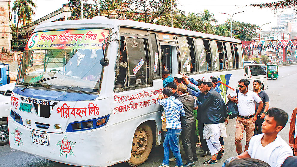 ট্রাফিক শৃঙ্খলা পক্ষেও যত্রতত্র বাস থামানো বন্ধ হচ্ছে না। সিটিং সার্ভিসের নামে বাড়তি ভাড়া নেওয়া হলেও বাসে আসনের অতিরিক্ত যাত্রী তোলা হচ্ছে। গতকাল রাজধানীর ফার্মগেট এলাকায়।  ছবি: প্রথম আলো