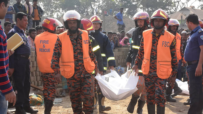 দুর্ঘটনায় নিহত শ্রমিকদের লাশ উদ্ধার করছে ফায়ার সার্ভিস। ছবি: এমদাদুল হক