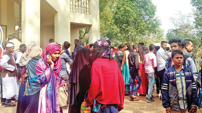 শেরপুরের নালিতাবাড়ী উপজেলার মধুটিলা ইকোপার্কে পর্যটকদের ভিড়। গত শুক্রবার ইকোপার্কের ওয়াচ টাওয়ার এলাকায়। প্রথম আলো