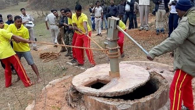 গত শনিবার সন্তানসহ মাংরি মুন্ডার লাশ এই কুয়ার মধ্যে পাওয়া যায়। ছবিটি বিবিসির সৌজন্যে