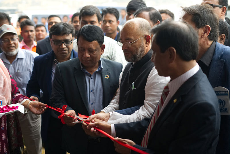 কক্সবাজারের কুতুপালংয়ে ক্যাম্প-৪–এর বর্ধিত অংশে তৈরি অফিস কমপ্লেক্সের উদ্বোধন করেন দুর্যোগ ব্যবস্থাপনা ও ত্রাণ প্রতিমন্ত্রী মোহাম্মদ এনামুর রহমান। ছবি: সংগৃহীত