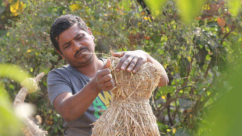 খড় দিয়ে তৈরি হচ্ছে মূল প্রতিমার ভেতরের কাঠামো।