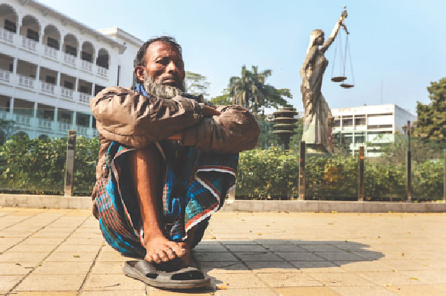 ব্রাহ্মণবাড়িয়ার শ্যামপুর গ্রামের বর্গাচাষি মিলন মিয়া। জাতীয় সংসদ নির্বাচনের আগে তাঁর নামে দেওয়া হয়েছে নাশকতার মামলা। আগাম জামিন নিতে ঢাকা এসেছেন তিনি। গতকাল হাইকোর্ট প্রাঙ্গণে।  ছবি: আশরাফুল আলম