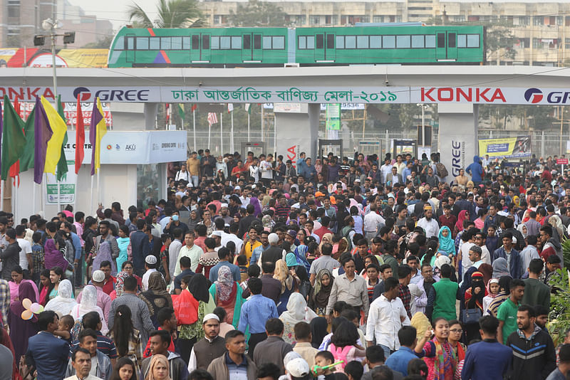 মেলার প্রধান প্রবেশপথ দিয়ে ঢুকছেন ক্রেতা ও দর্শনার্থীরা।