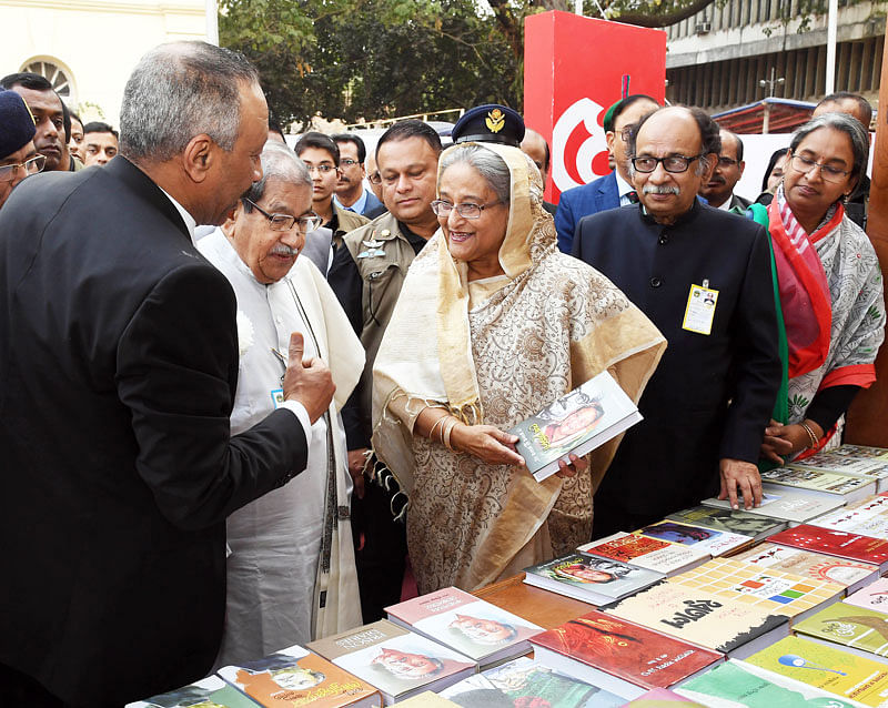 প্রধানমন্ত্রী শেখ হাসিনা অমর একুশে গ্রন্থমেলা উদ্বোধনের পর মেলাপ্রাঙ্গণ ঘুরে দেখেন। ঢাকা, ১ ফেব্রুয়ারি। ছবি: পিআইডি