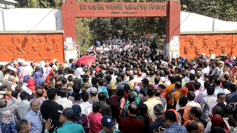 পরীক্ষা শেষে ডা. খাস্তগীর সরকারি বালিকা উচ্চ বিদ্যালয় কেন্দ্র থেকে বেরিয়ে আসছে পরীক্ষার্থীরা। বাইরে অভিভাবকদের ভিড়। চট্টগ্রাম, ০২ ফেব্রুয়ারি। ছবি: সৌরভ দাশ