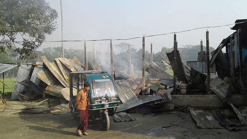 ময়মনসিংহের নান্দাইলে আওয়ামী লীগ নেতা মুর্শেদ আলী হত্যার জেরে উত্তেজিত জনতা সন্দেহভাজন হত্যাকারী ও তাদের স্বজনদের বাড়িতে আগুন ধরিয়ে দেয়। ছবি: প্রথম আলো