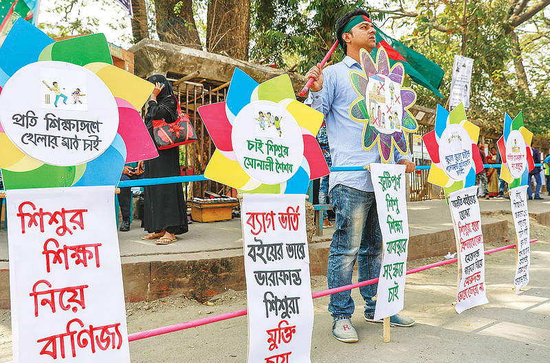 বিভিন্ন সময় সামাজিক সমস্যা নিয়ে একক প্রতিবাদ করেন তেজগাঁও কলেজের হিসাববিজ্ঞান বিভাগের ছাত্র মোখলেছুর রহমান। শিশুশিক্ষা নিয়ে বাণিজ্য বন্ধ ও শিশুদের নানা সমস্যার সমাধানের দাবিতে গতকাল জাতীয় প্রেসক্লাবের সামনে প্রতিবাদ জানান তিনি।  ছবি: প্রথম আলো