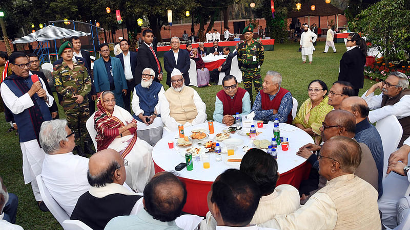 টানা তৃতীয়বার রাষ্ট্র ক্ষমতায় আসার পর বিভিন্ন রাজনৈতিক দলের নেতাদের চা-চক্রে আমন্ত্রণ জানান প্রধানমন্ত্রী শেখ হাসিনা। গণভবনে এই চা-চক্রে প্রধানমন্ত্রীর সঙ্গে আমন্ত্রিত রাজনীতিকেরা। ঢাকা, ২ ফেব্রুয়ারি। ছবি: পিআইডি