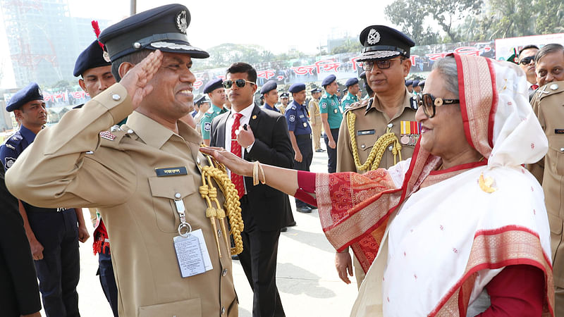 পেশাগত দক্ষতার স্বীকৃতি হিসেবে পুরস্কারপ্রাপ্ত পুলিশ সদস্যদের মাঝে সোমবার পদক বিতরণ করেন প্রধানমন্ত্রী শেখ হাসিনা। ছবি: ফোকাস বাংলা