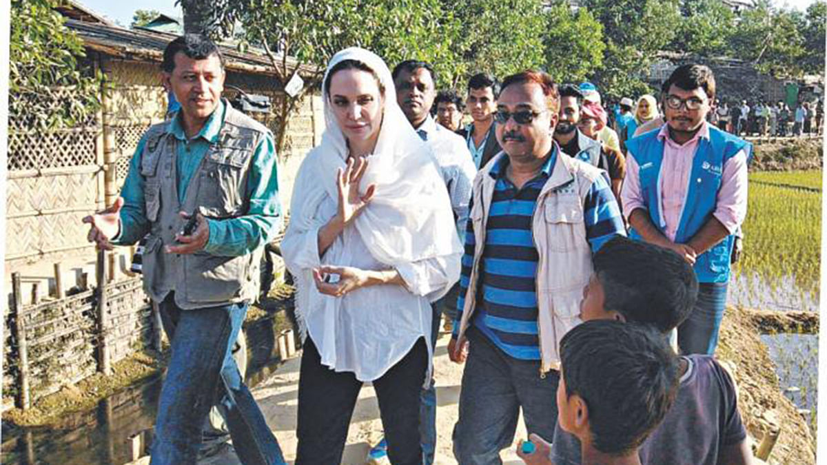 গতকাল সোমবার দুপুরে হোয়াইক্যং ইউনিয়নের চাকমারকুল রোহিঙ্গা শিবিরে যান অ্যাঞ্জেলিনা জোলি। ছবি: টুইটার থেকে নেওয়া
