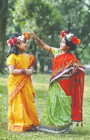 শিশুদের শাড়িতেও বসন্তের আবহ। মডেল: রাইসা ও অরিত্রি, পোশাক: শৈশব, ছবি: খালেদ সরকার