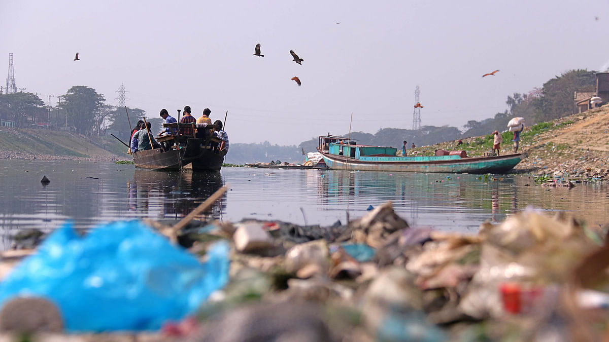 শুকনো মৌসুমে নগরে এসে বিপন্ন হয়ে ওঠে সুরমা