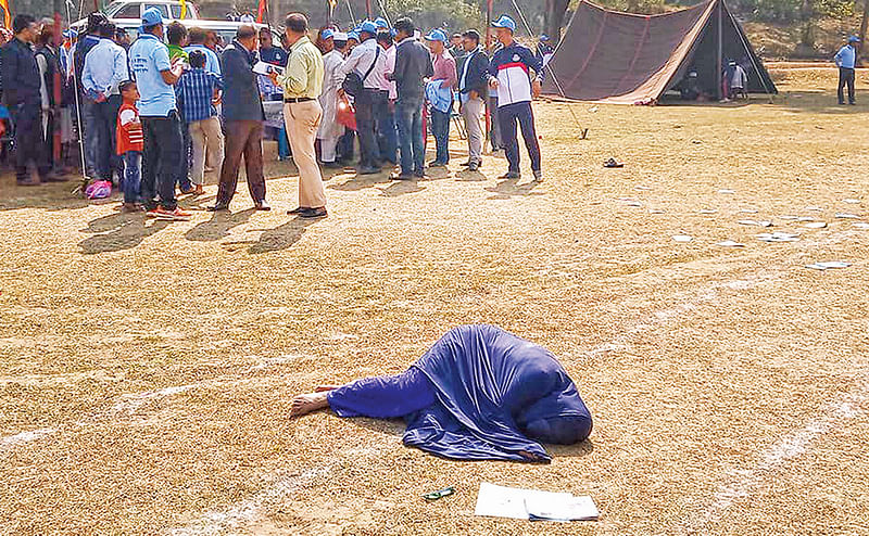 ছেলে হত্যার বিচার চেয়ে মাটিতে লুটিয়ে পড়েন মা জাহেদা আমিন চৌধুরী। গতকাল চট্টগ্রাম বিশ্ববিদ্যালয় মাঠে কর্মচারী সমিতির ক্রীড়া প্রতিযোগিতা অনুষ্ঠানে।  ছবি: প্রথম আলো