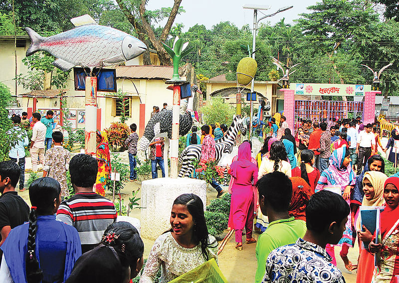 কুড়িগ্রামের নাগেশ্বরী উপজেলার ভিতরবন্দ ইউনিয়ন শিশুপার্কে দর্শনার্থীদের ভিড়।   প্রথম আলো