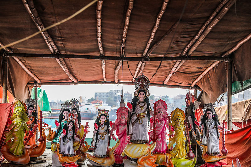 নৌকায় করে নিয়ে আসা প্রতিমা তাঁবু টানিয়ে রাখা হয়েছে।