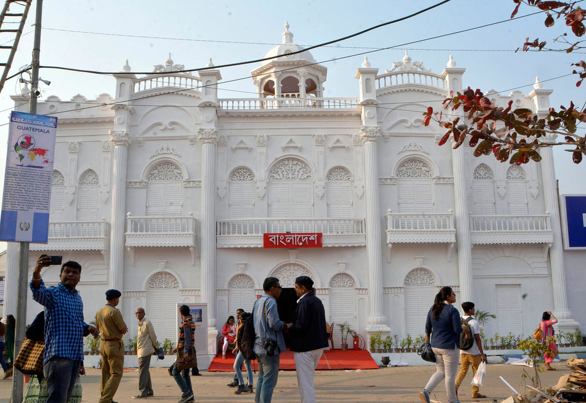 কলকাতা বইমেলায় বাংলাদেশ প্যাভিলিয়ন নির্মিত হয় ঢাকার রোজ গার্ডেনের আদলে। ছবি: ভাস্কর মুখার্জি