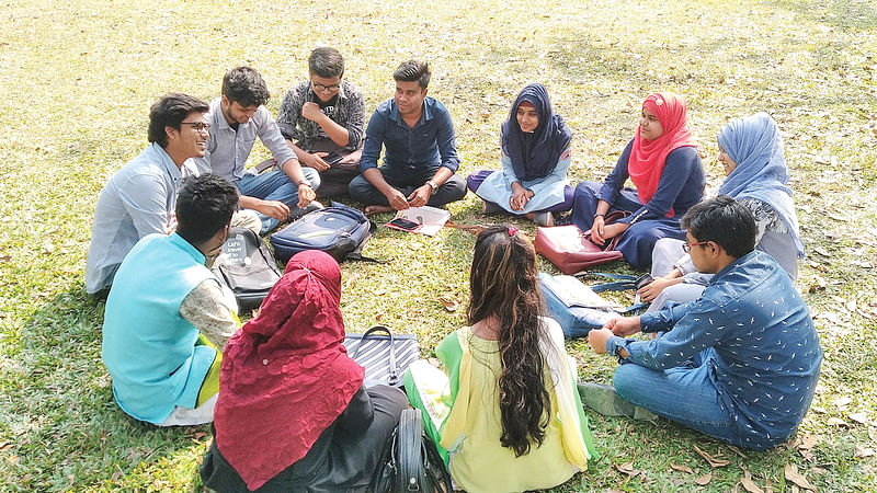 আশেক মাহমুদ কলেজ ডিবেটিং সোসাইটির সদস্যদের একাংশ। ছবি: ফাত্তাহীল আলীম