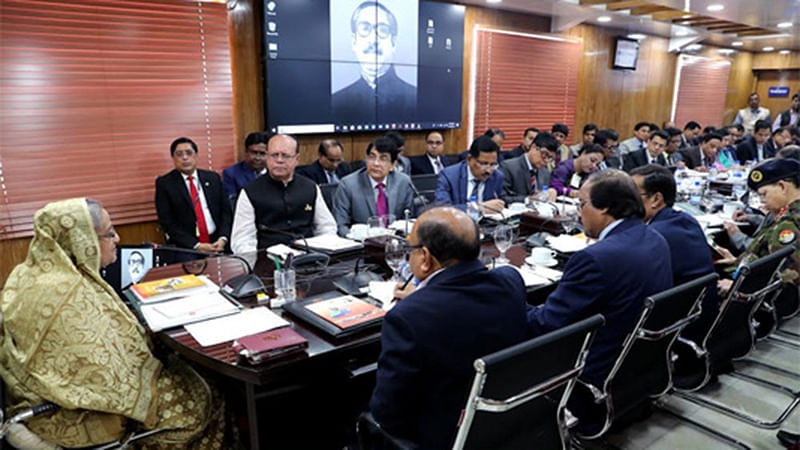 প্রধানমন্ত্রী শেখ হাসিনা সচিবালয়ে স্থানীয় সরকার, পল্লী উন্নয়ন ও সমবায় মন্ত্রণালয় পরিদর্শনের সময় কর্মকর্তাদের সঙ্গে মতবিনিময় করেন। ঢাকা, ১০ ফেব্রুয়ারি। ছবি: বাসস