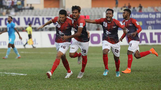 সতীর্থদের সঙ্গে দানিয়েল কলিন্দ্রেন্স। প্রথম আলো ফাইল ছবি