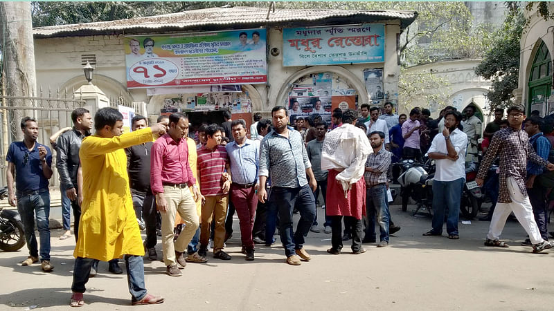 ডাকসু ও হল সংসদ নির্বাচন সামনে রেখে প্রায় নয় বছর পর আজ বুধবার ঢাকা বিশ্ববিদ্যালয়ের মধুর ক্যানটিনে যান ছাত্রদলের নেতা-কর্মীরা। ছবি: শুভ্র কান্তি দাস