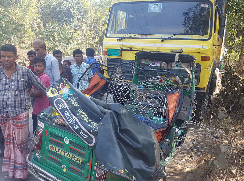 দুর্ঘটনাকবলিত অটোরিকশা। বাঁশখালী, চট্টগ্রাম, ১৫ ফেব্রুয়ারি। ছবি: হিমেল বড়ুয়া