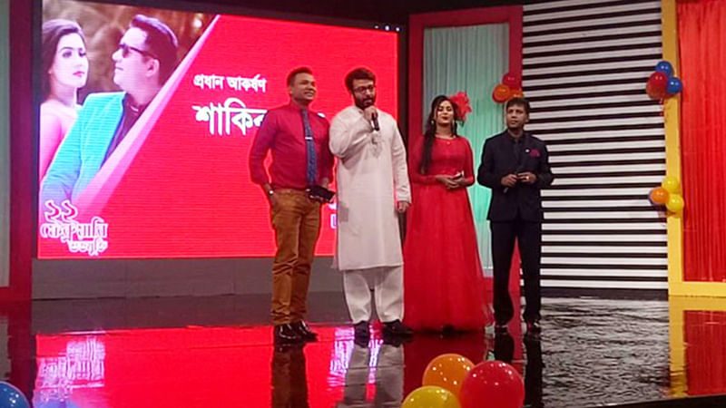 ‘অন্ধকার জগত’ সিনেমার প্রিমিয়ার অনুষ্ঠানে বক্তব্য রাখছেন শাকিব খান। ছবি-সংগৃহীত