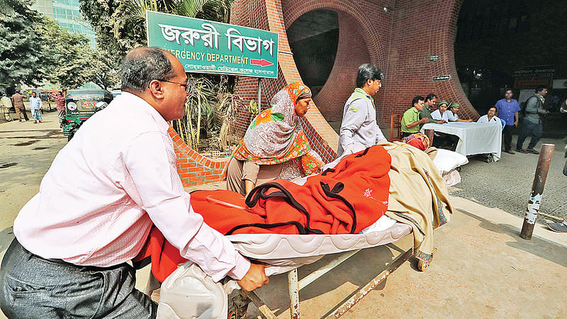 আগুন নিয়ন্ত্রণে আসার পর রাজধানীর শহীদ সোহরাওয়ার্দী মেডিকেল কলেজ হাসপাতাল আংশিক চালু হয়েছে। রোগীদের অনেকেই আবার হাসপাতালে ফিরতে শুরু করেছেন। গতকাল দুপুরে।  ছবি: সাজিদ হোসেন