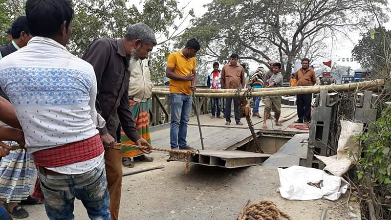 শরীয়তপুর-চাঁদপুর আঞ্চলিক মহাসড়কের বেইলি সেতু ভেঙে পড়েছে। ছবি: প্রথম আলো।