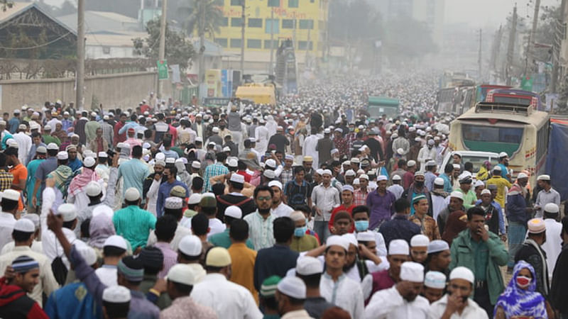 বিশ্ব ইজতেমায় মাওলানা জোবায়েরপন্থীদের আখেরি মোনাজাতে অংশ নিতে ইজতেমা ময়দানের দিকে ছুটছেন মুসল্লিরা। ছবি: দীপু মালাকার